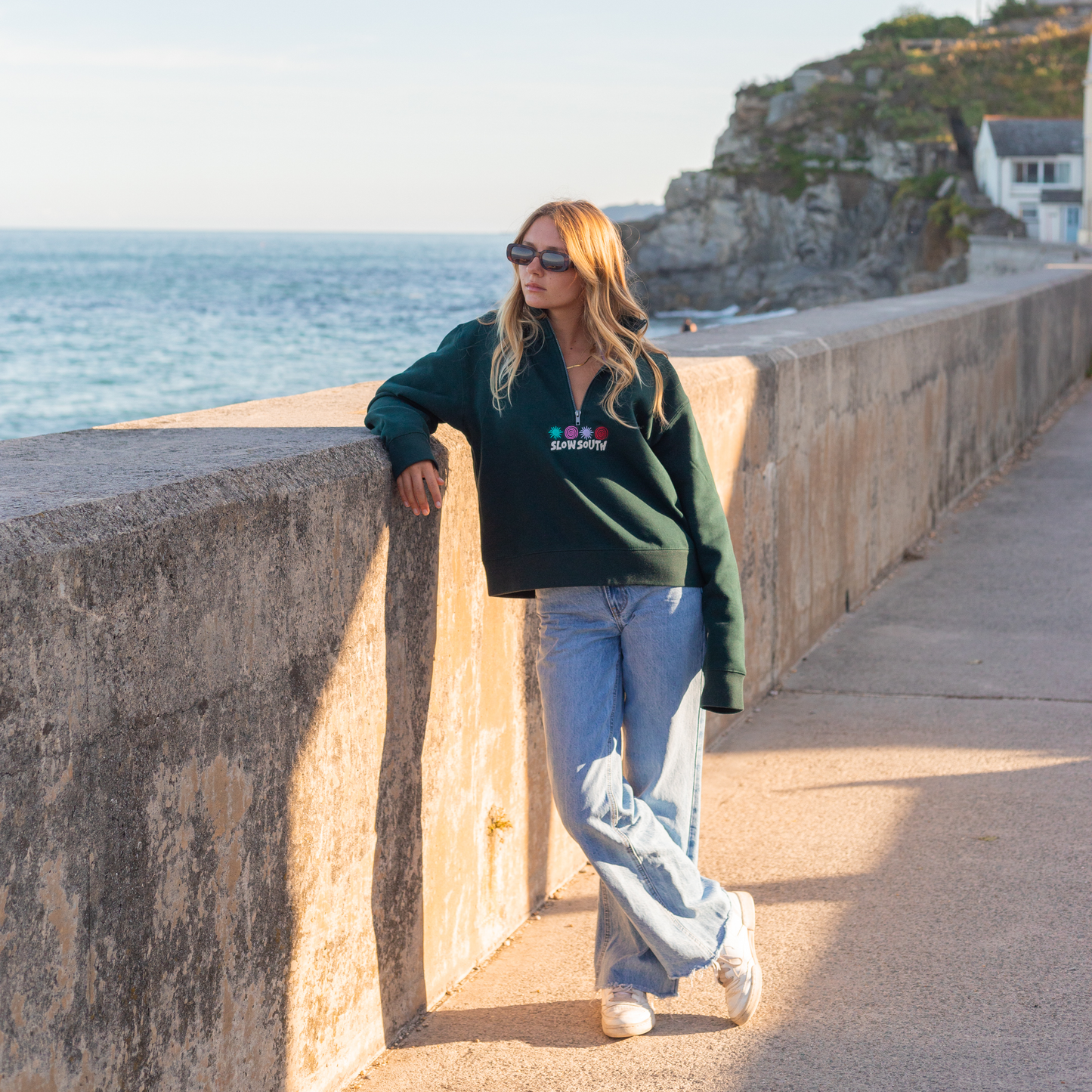 Sweatshirt mit halbem Reißverschluss und Emblem